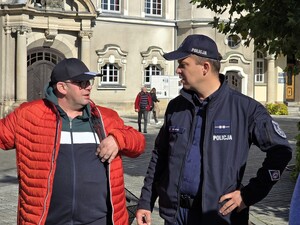 Zdjęcie przedstawia czynności z ćwiczeń.