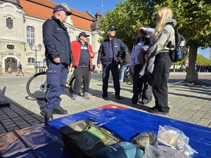 Zdjęcie przedstawia czynności z ćwiczeń.