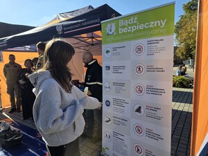 Zdjęcie przedstawia czynności z ćwiczeń.