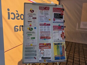 Zdjęcie przedstawia czynności podczas ćwiczeń.