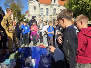 Zdjęcie przedstawia uczestników podczas ćwiczeń.