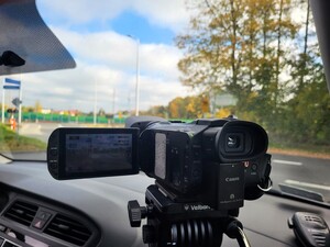 Zdjęcie przedstawia policjantów podczas czynności słuzbowych.