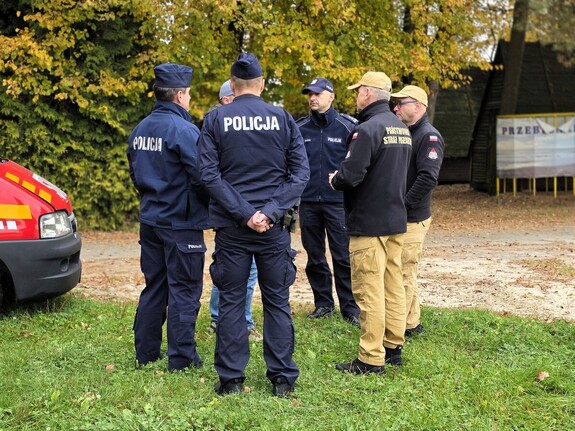 Zdjęcie przedstawia czynności służb ratunkowych podczas ćwiczeń.