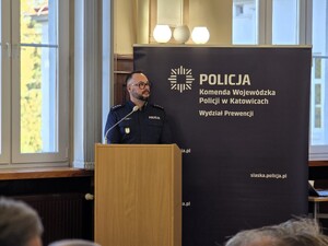 Zdjęcie przedstawia briefing prasowy podczas wydarzenia -  EscapeTruck w Pszczynie.