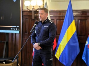 Zdjęcie przedstawia briefing prasowy podczas wydarzenia -  EscapeTruck w Pszczynie.