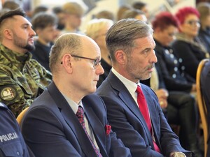 Zdjęcie przedstawia briefing prasowy podczas wydarzenia -  EscapeTruck w Pszczynie.
