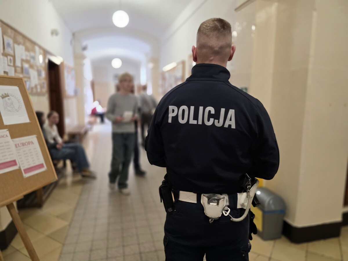 Działania prewencyjne policji w rejonach szkół w Pszczynie